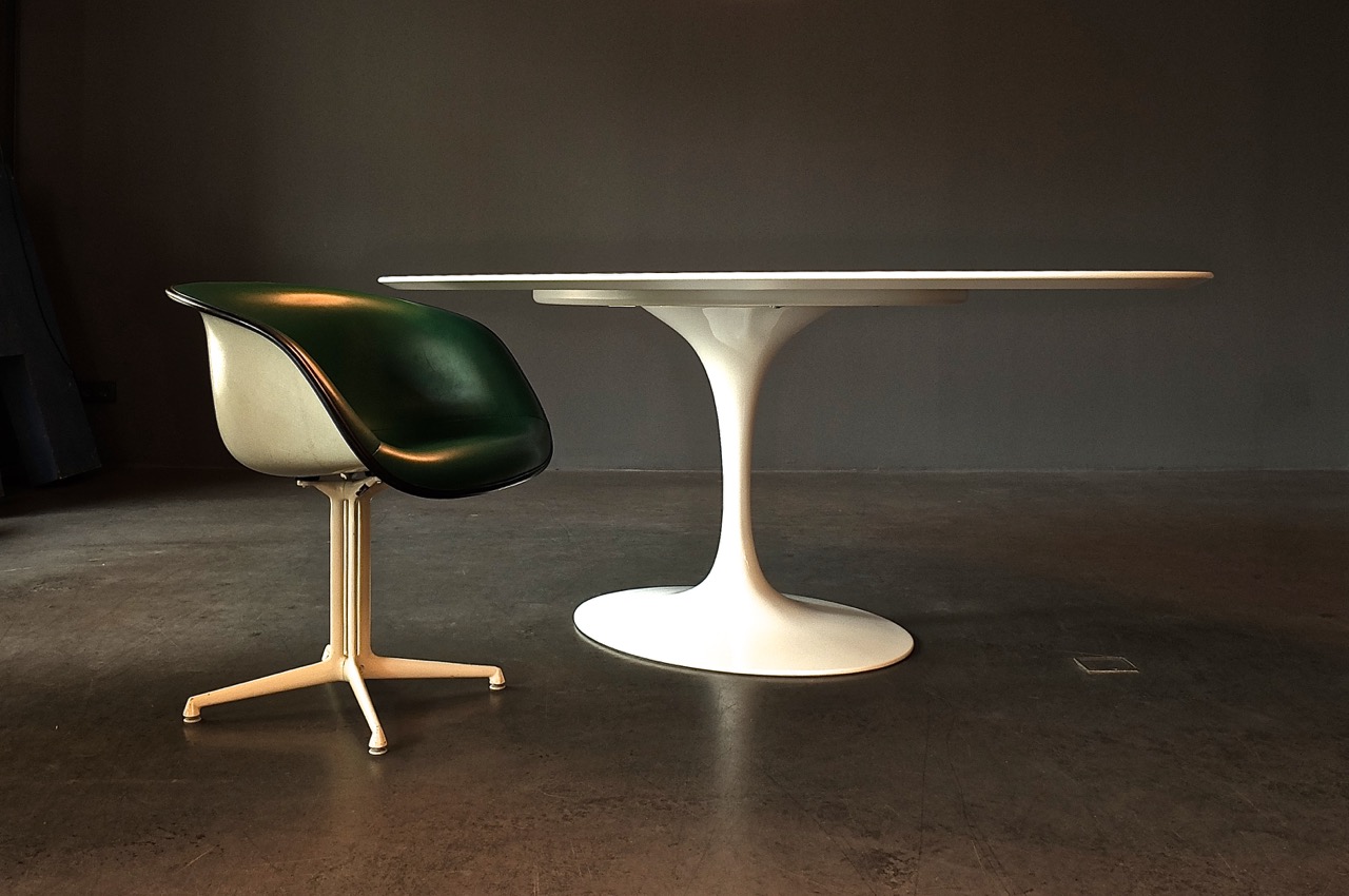 Oval Pedestal Dining Table Tulip. antibeige