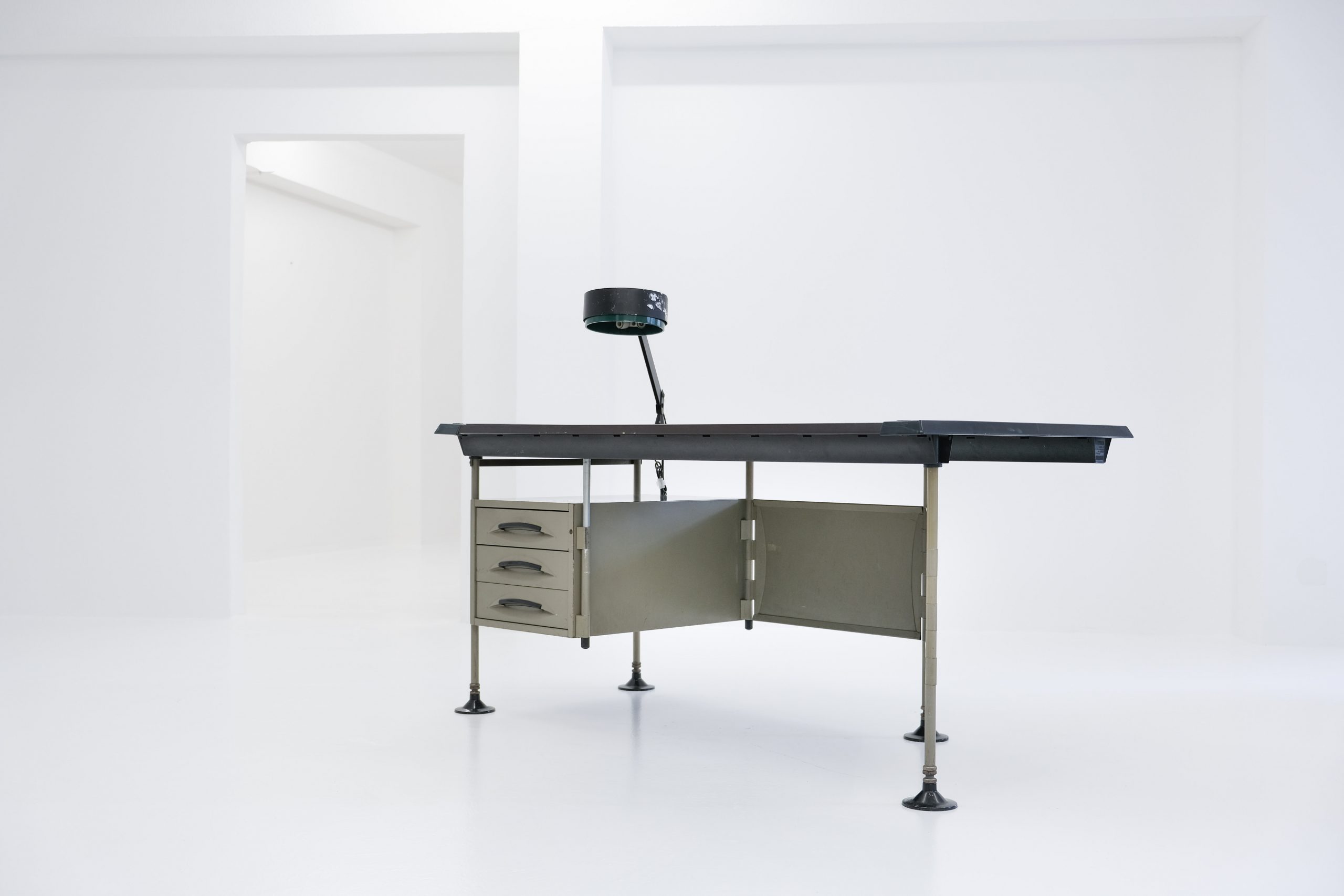 spazio desk with desk lamp, spazio desk, bbpr, studio bbpr bbpr Studio, banfi, belgiojoso, peressutti and rogers (bbpr), olivetti