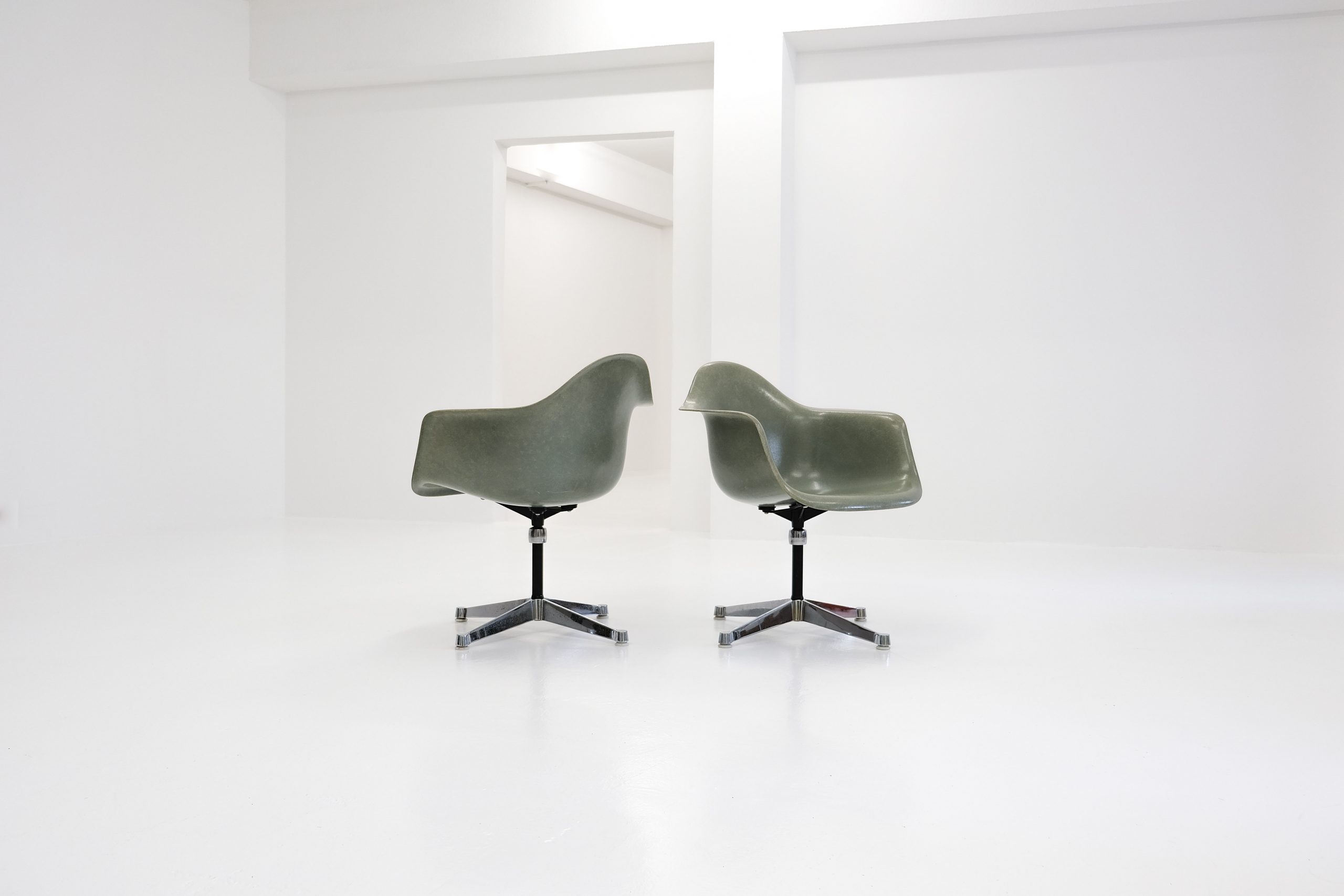 pac-a pivot armchair contract base, adjustable, ray eames, charles eames, eames, herman miller